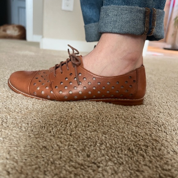 Kate Spade New York Luca Perforated Leather Oxfords – Women’s Size 9M - Picture 2 of 7